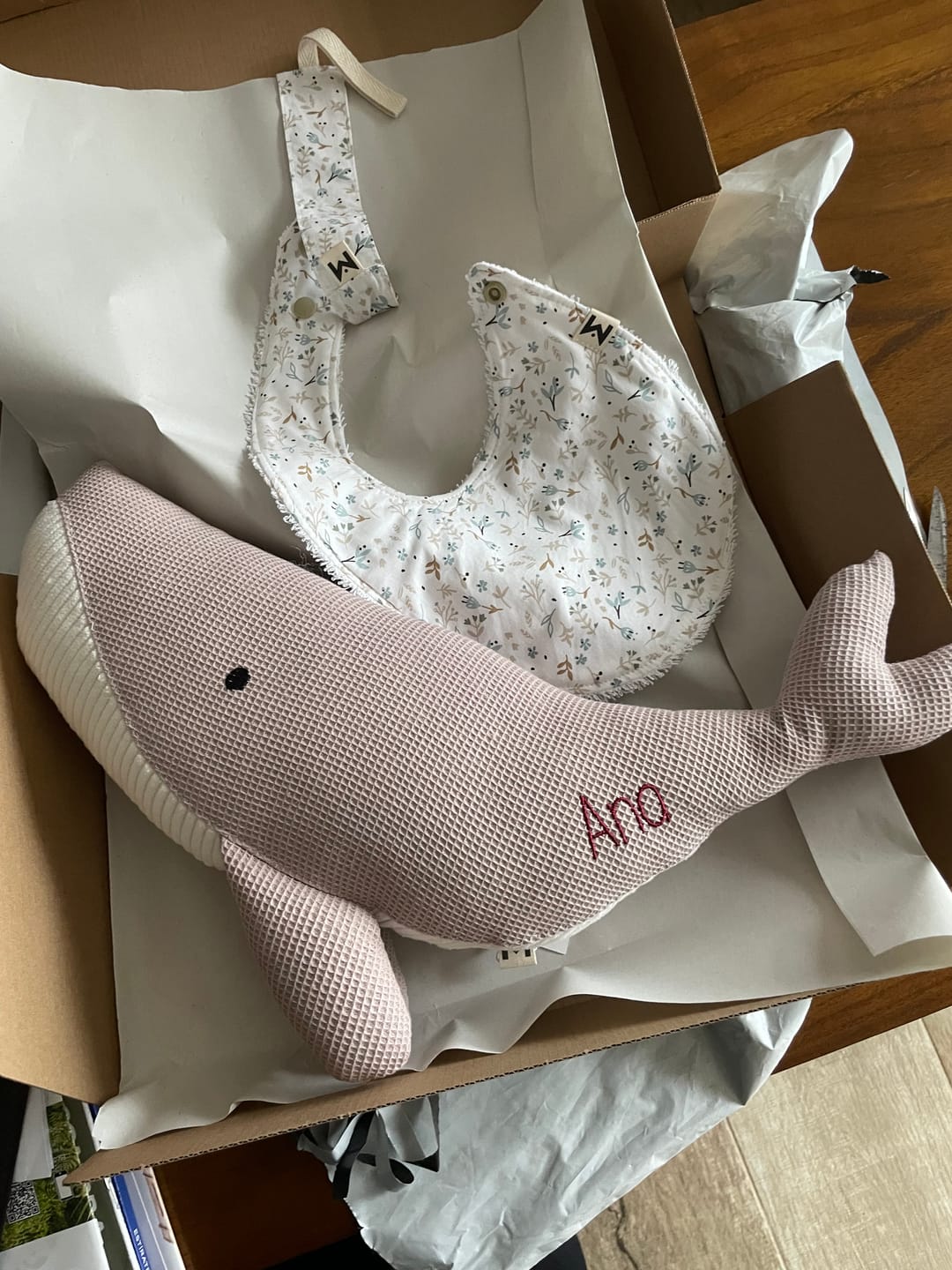 Customer photo review of Pack Regalo welcome baby: Peluche ballena Susi personalizada + babero + chupetero
