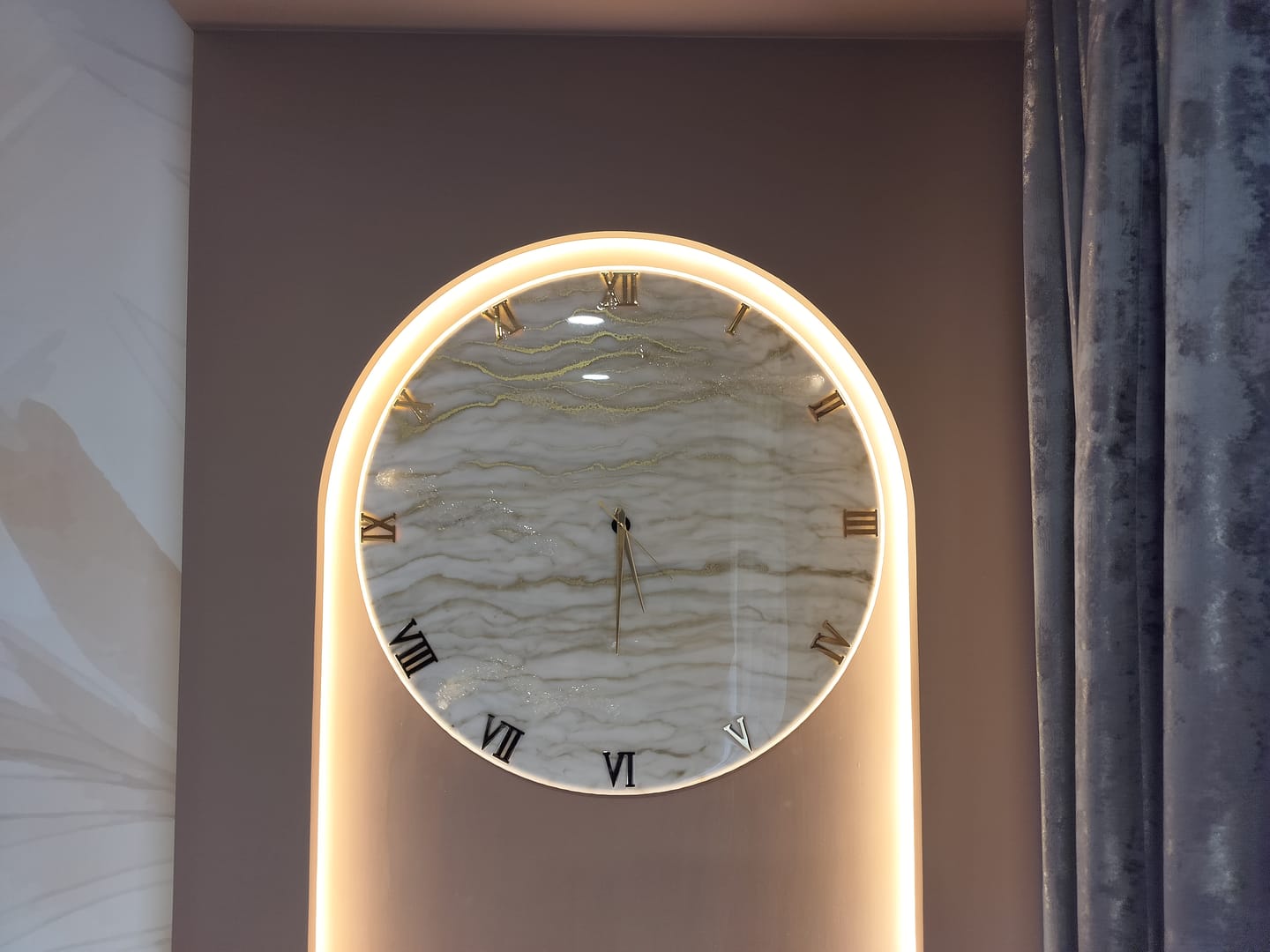 Customer photo review of Golden Large Silent Clock 27 Inches