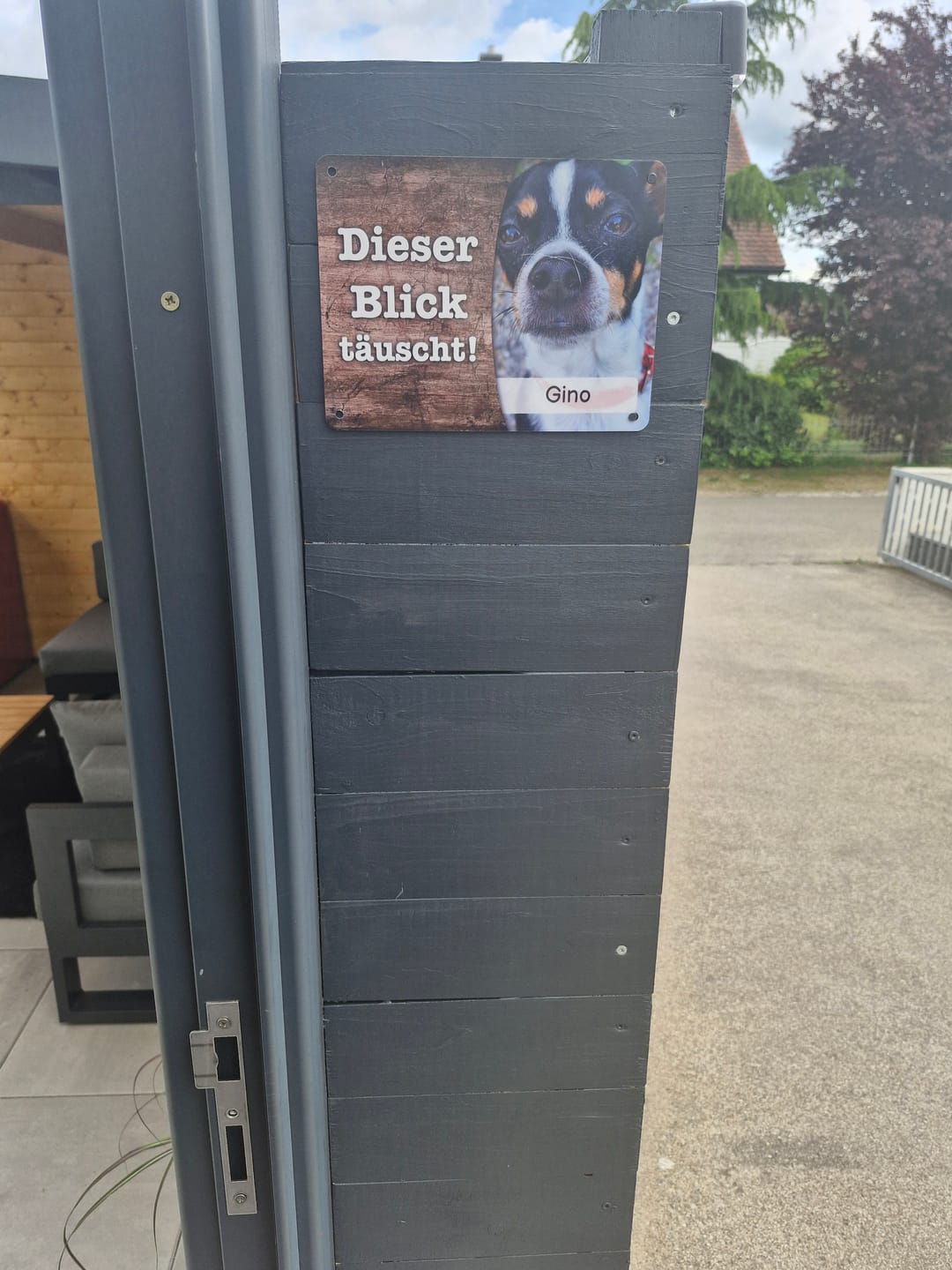Customer photo review of Hunde-Türschild mit Foto & Wunschtext (UV- UND WETTERFEST) - Angebot beim Kauf eines 2. Schildes