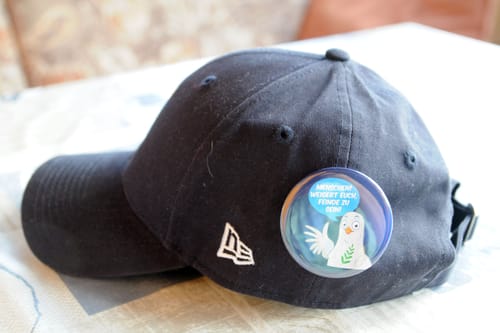 Customer photo review of GROSSER BUTTON • MENSCHEN! WEIGERT EUCH, FEINDE ZU SEIN! (5 STK.)