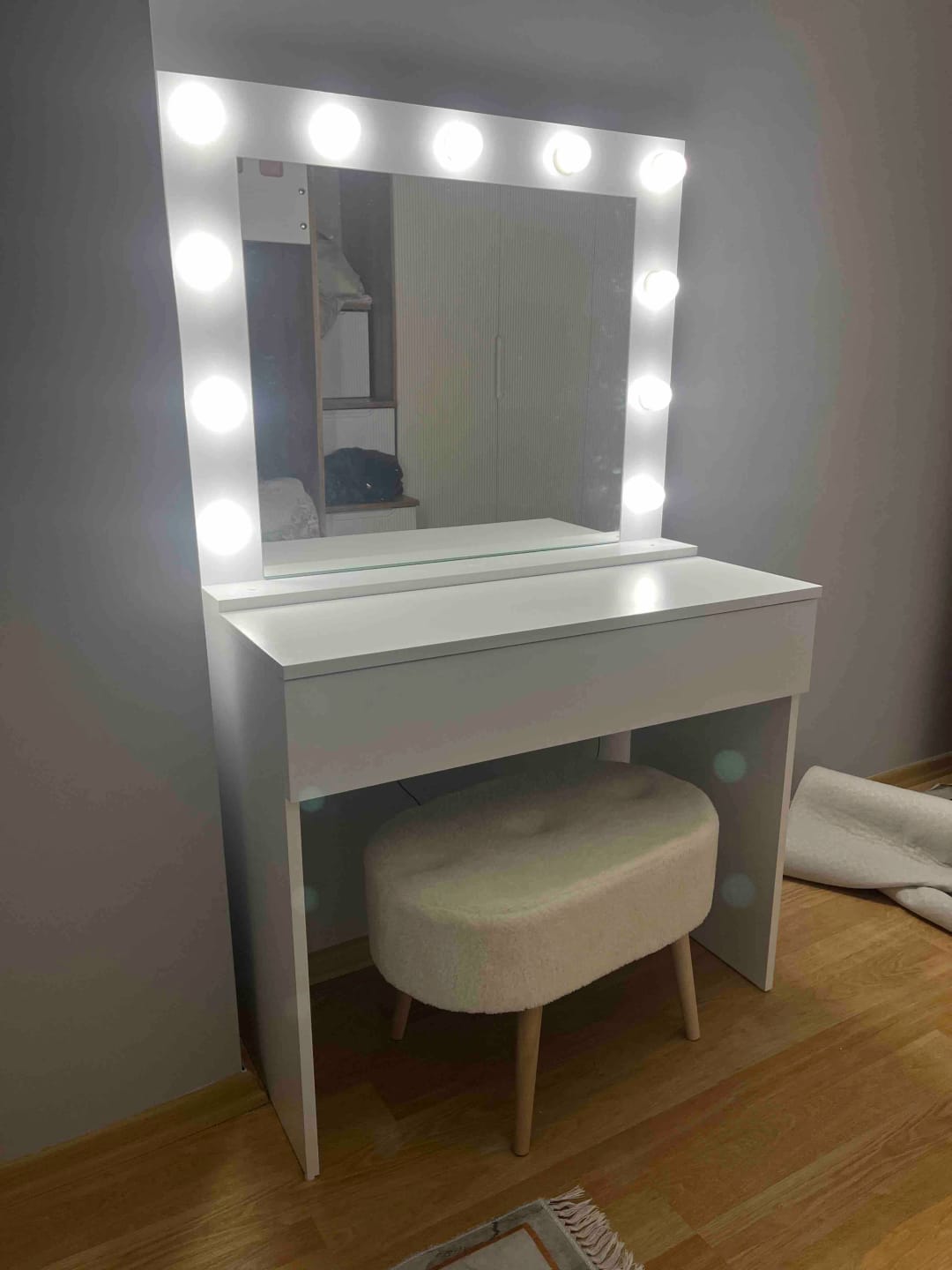 Customer photo review of Rani BJ120 Hollywood Işıklı Aynalı Kulis Makyaj Masası Takı Düzenleyici Beyaz