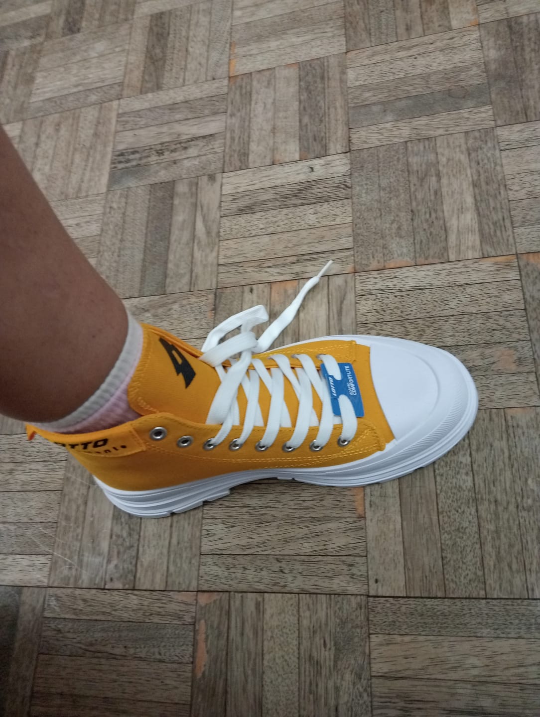 Customer photo review of Tenis Bota Astor Women