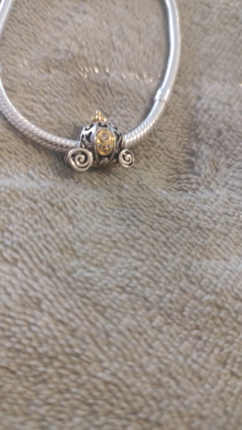 Customer photo review of CHARMS PANDORA CARRUAJE CENTENARIO DISNEY