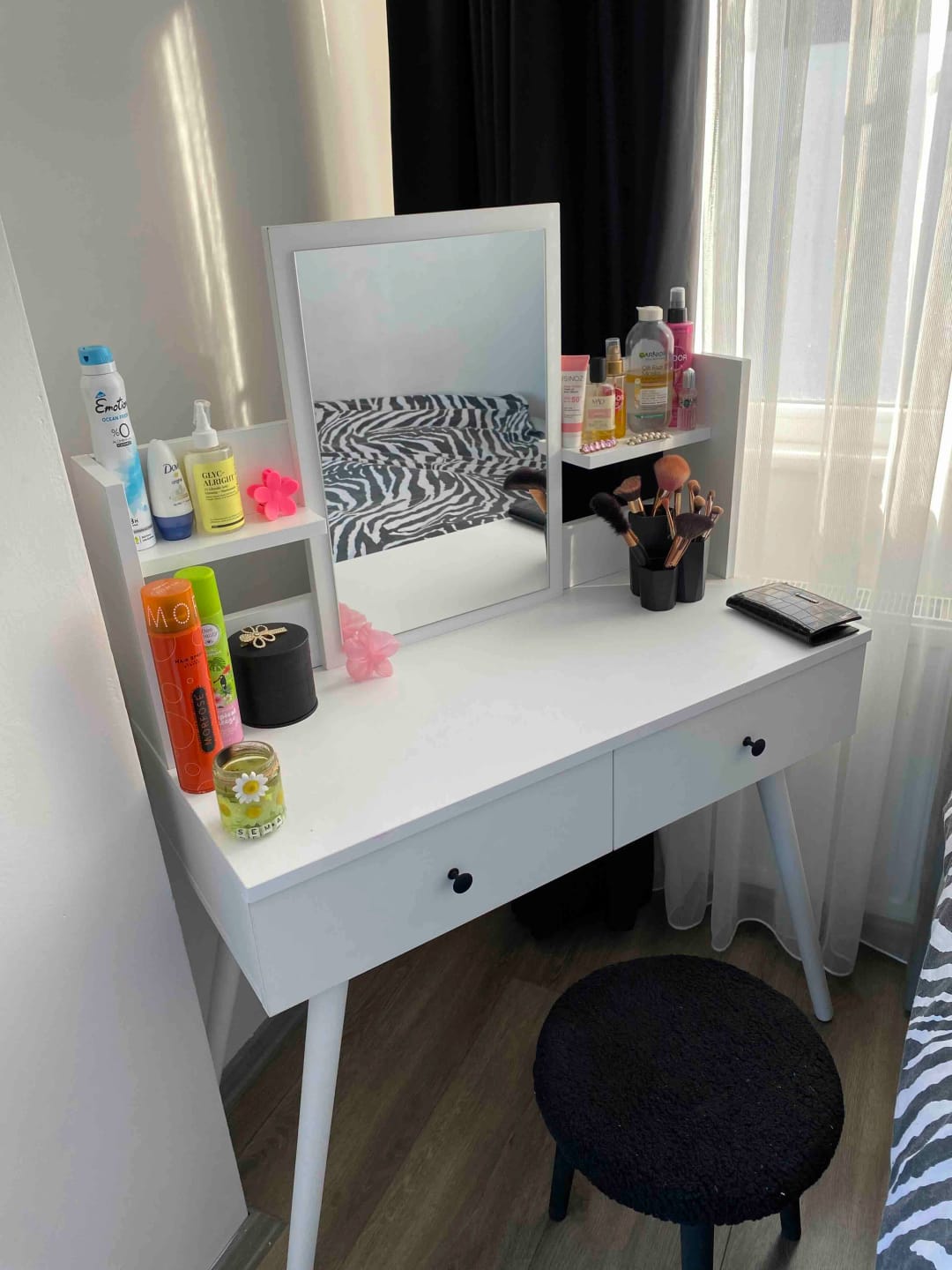 Customer photo review of Rani BJ102 Makyaj Tuvalet Masası 2 Çekmeceli Raflı Aynalı Takı Düzenleyici Beyaz