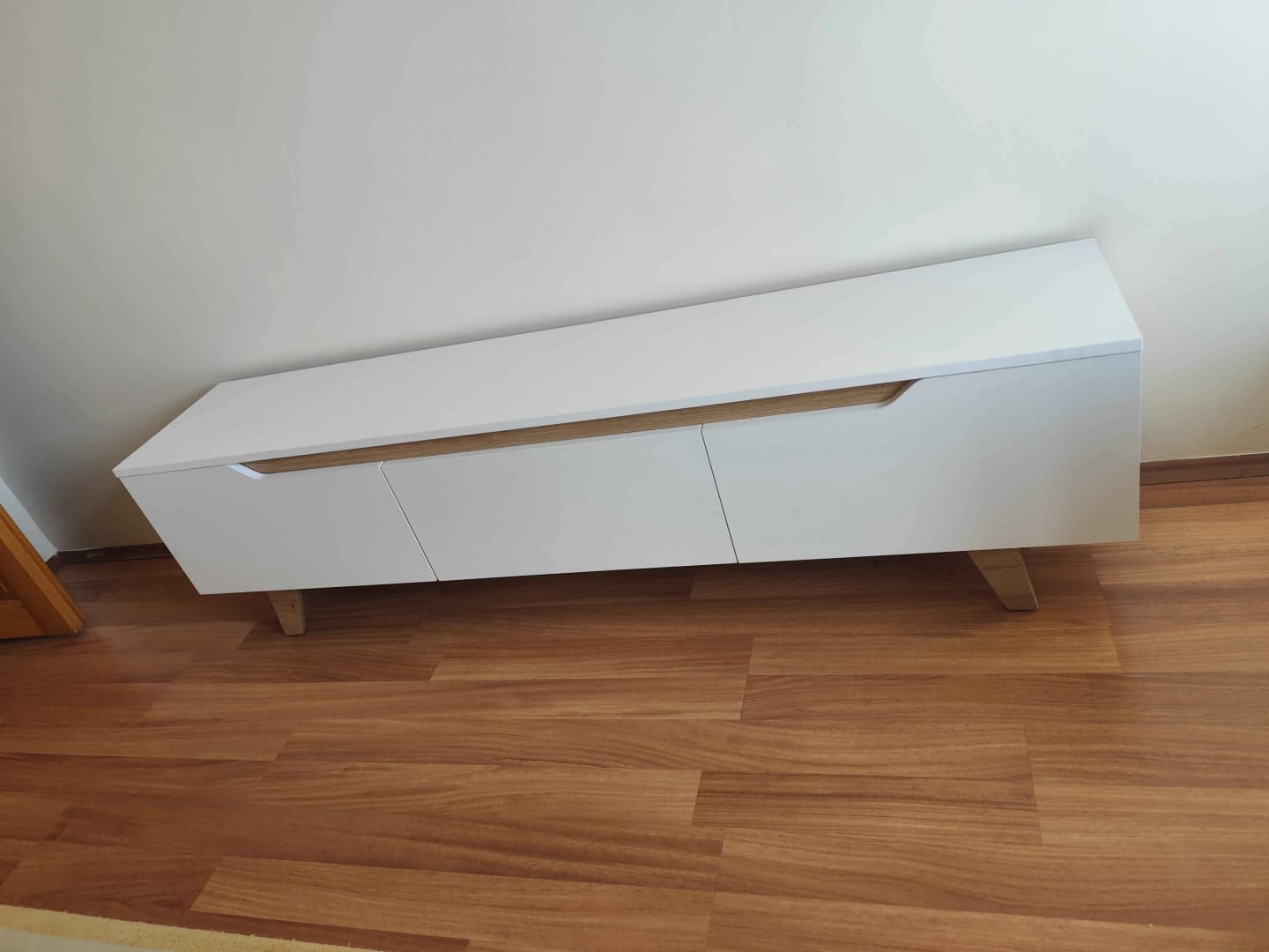 Customer photo review of Rani D1 Tv Ünitesi Modern Ayaklı Tv Sehpası 180 cm  Beyaz - Sepet Ceviz