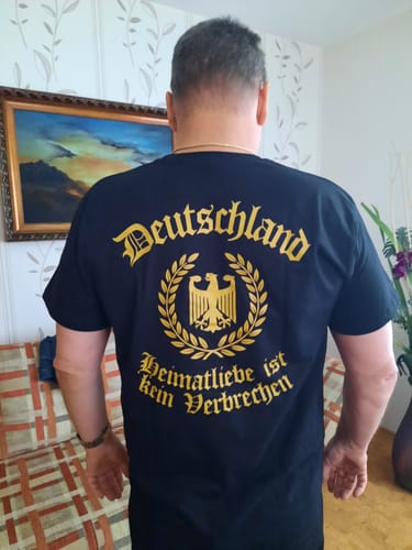 Customer photo review of Heimatliebe ist kein Verbrechen - T-Shirt Rückendruck
