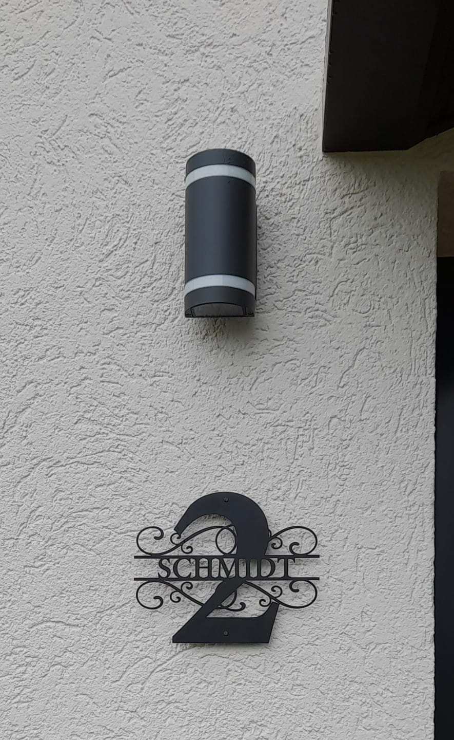 Customer photo review of Hausnummer-Türschild Ornamental Style mit Familiennamen (personalisierbar)