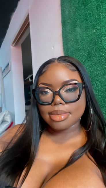 Customer photo review of MORE FACE 13x6 Lace Frontal Wig Preplucked Straight Human Hair Wigs With Baby Hair