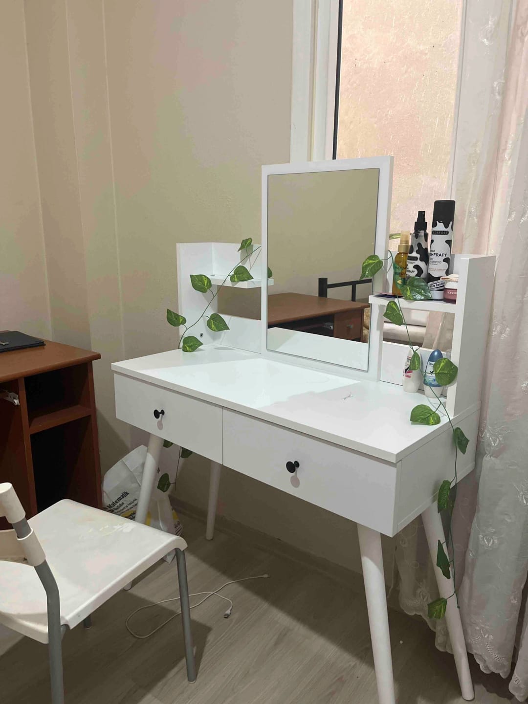 Customer photo review of Rani BJ102 Makyaj Tuvalet Masası 2 Çekmeceli Raflı Aynalı Takı Düzenleyici Beyaz