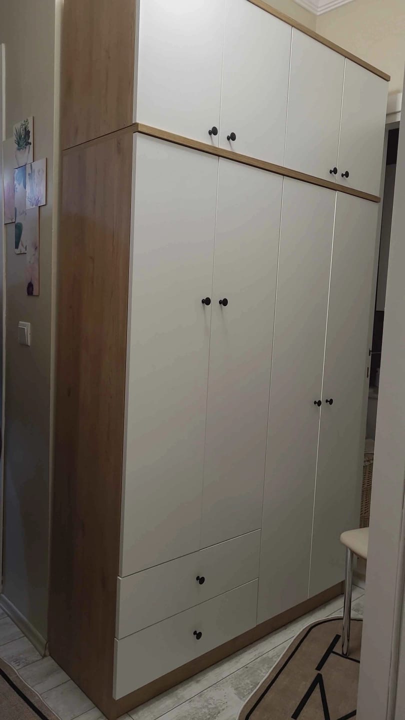 Customer photo review of Rani BA121 Geniş Gardırop Elbise Dolabı 8 Kapaklı 2 Çekmeceli 1 Raflı 2 Askılı Sepet Ceviz - Beyaz