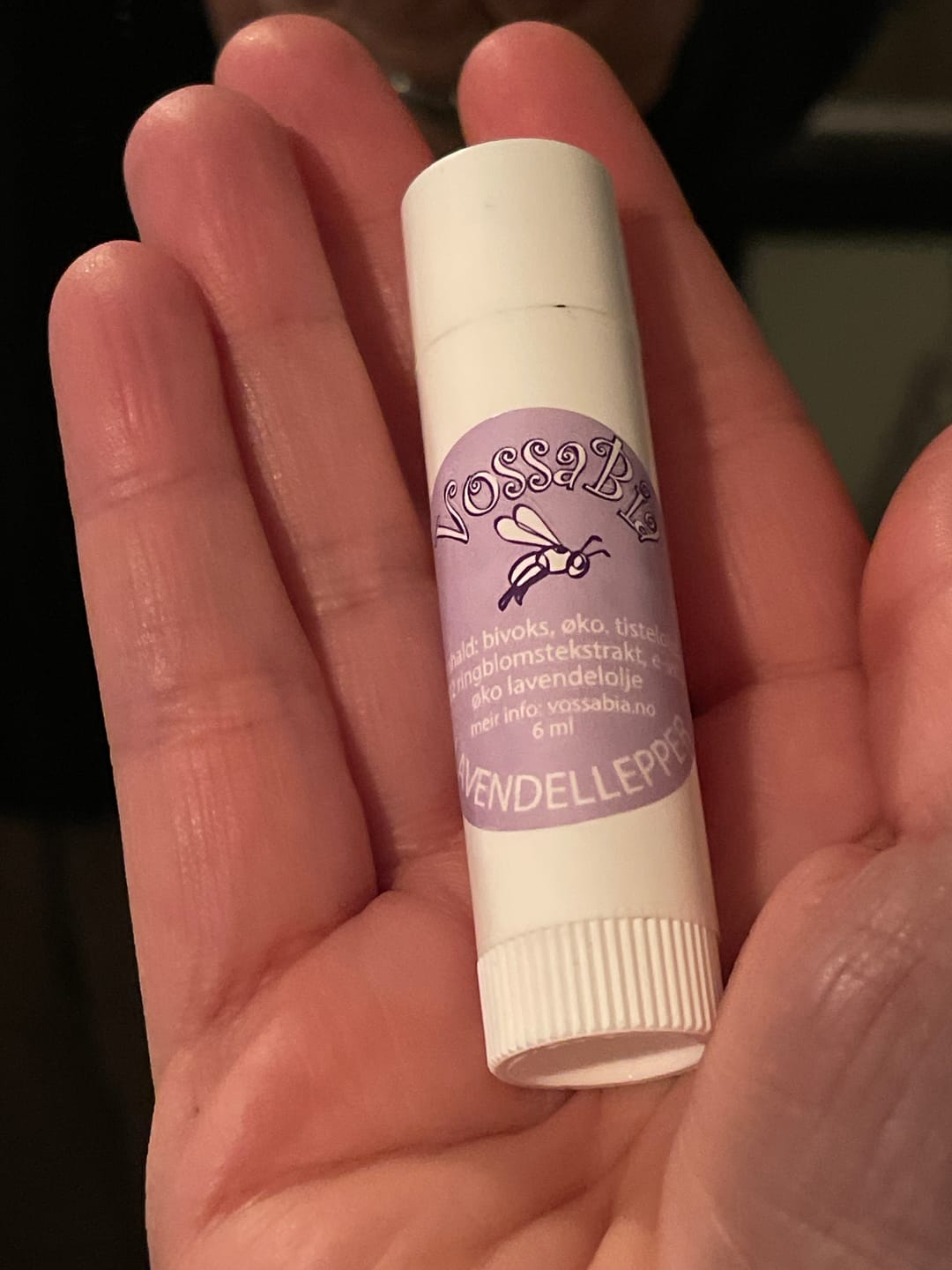 Reseña fotográfica de un cliente sobre el bálsamo labial de lavanda.