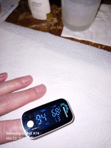 Customer photo review of Pulsoximeter / Blutsauerstoffmessgerät / Oximeter für Finger / Mit OLED Anzeige / Professionell und hochgenau / Optimal für Familien, ältere Menschen und Krankenhäuser