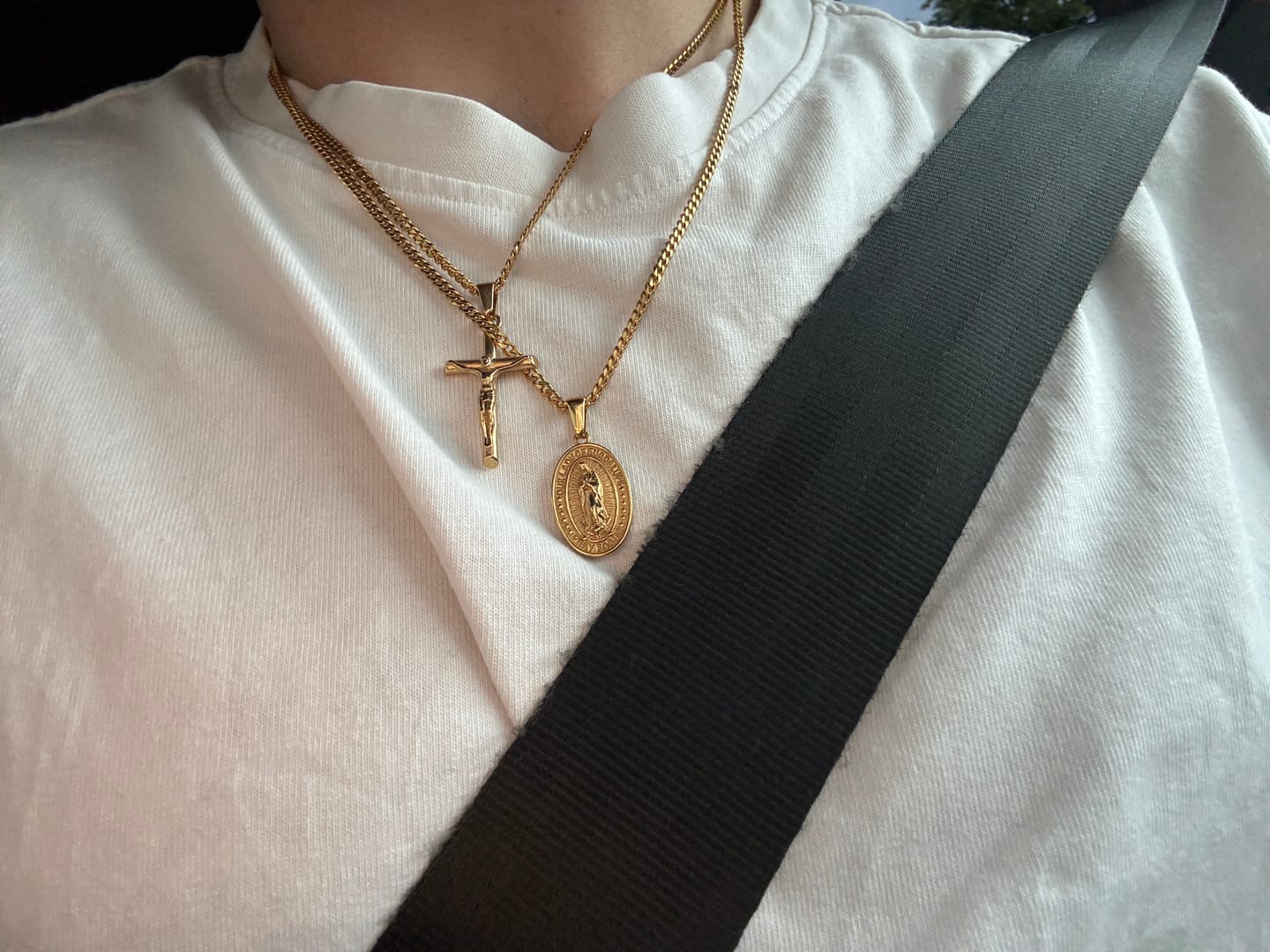Customer photo review of Kruzifix Anhänger - Gold