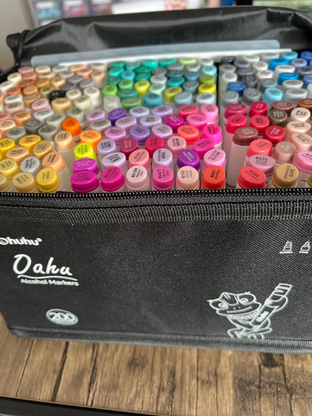 Customer photo review of Ohuhu Oahu 200 Colors Dual Tips Alcohol Art Markers, Fine & Chisel