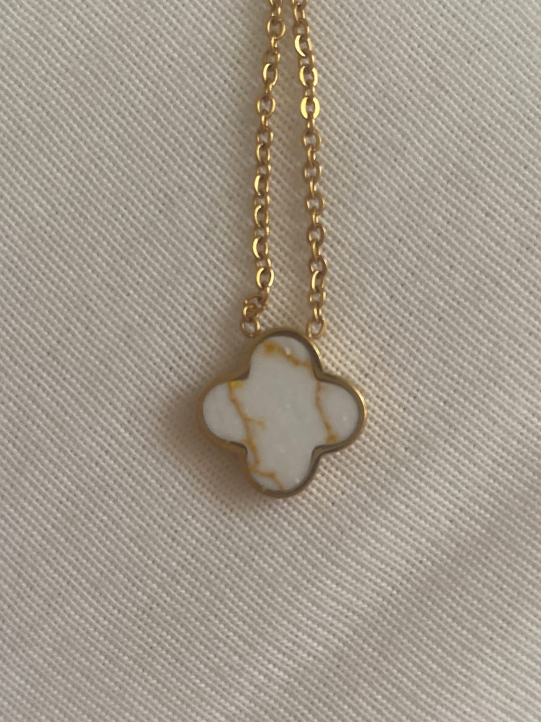 Customer photo review of White-Gold Clover Kette | 18K vergoldet