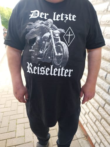 Customer photo review of Der letzte Reiseleiter - Premium T-Shirt