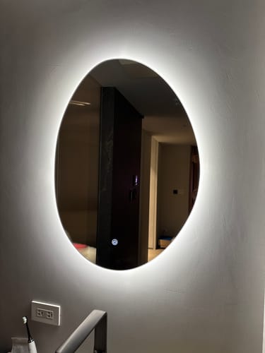 珊伊 review of 不規則蛋型無框浴室除霧燈鏡 可調光 image 1 out of 1