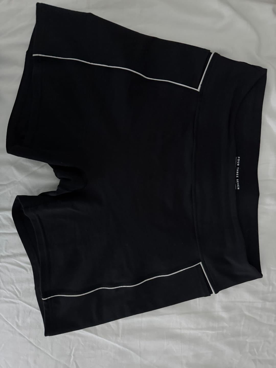 Customer photo review of The Studio Short / Black-Crème