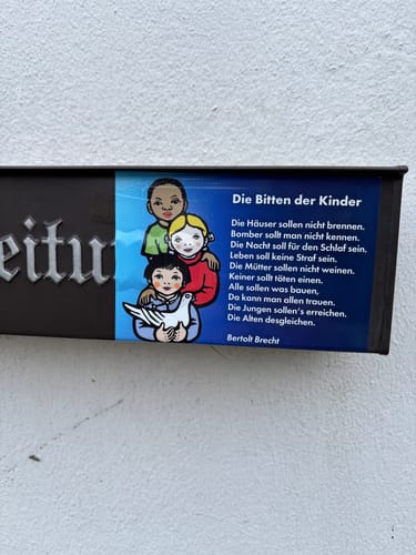 Customer photo review of STICKER / AUFKLEBER • BITTEN DER KINDER - BERTOLD BRECHT (10 STK.)