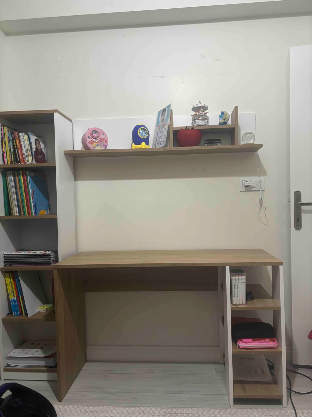 Customer photo review of Rani HA125 Kitaplıklı Raflı Çalışma Ofis Bilgisayar Masası Sepet Ceviz - Beyaz