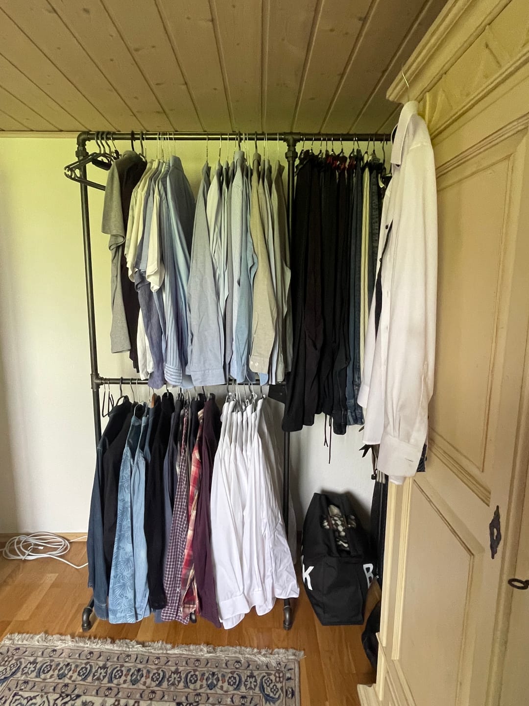 Customer photo review of BEN Freistehende Kleiderstange für kurze und lange Kleidung