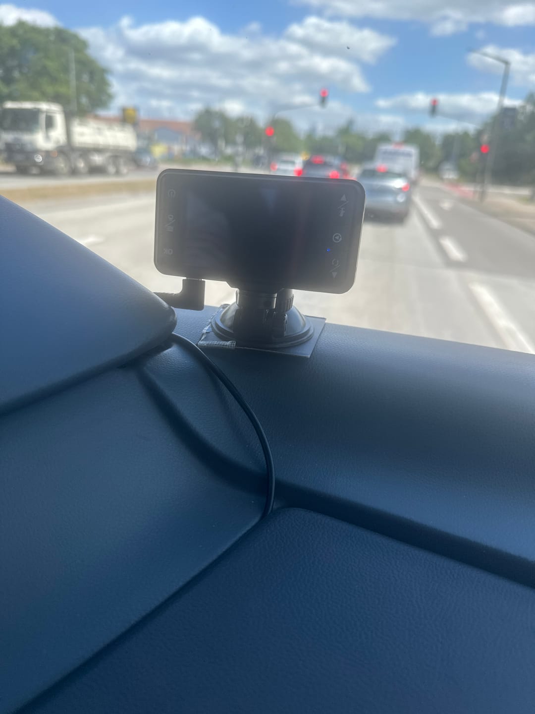 Customer photo review of 4K Dashcam mit 3,94" Bildschirm / Vorne & hinten / Autokamera mit 170° Weitwinkelansicht / Nachtsicht / Parküberwachung / G-Sensor