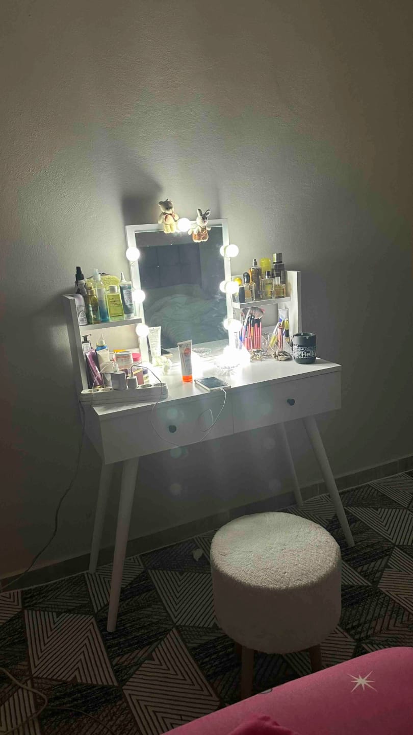 Customer photo review of Rani BJ102 Makyaj Tuvalet Masası 2 Çekmeceli Raflı Aynalı Takı Düzenleyici Beyaz