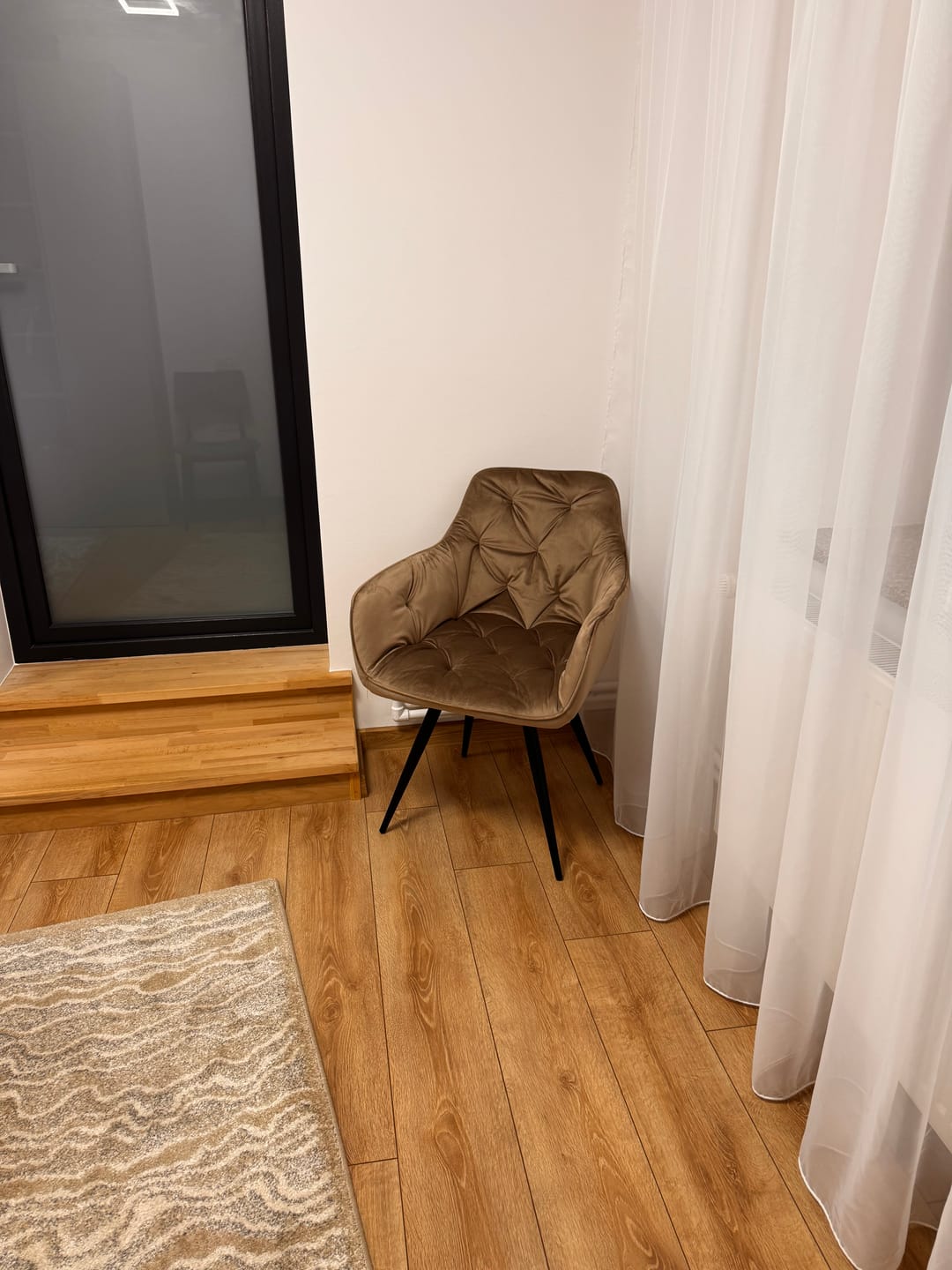 Customer photo review of Scaun MANGO, bej/negru, stofa catifelata/metal, 57x45x83 cm
