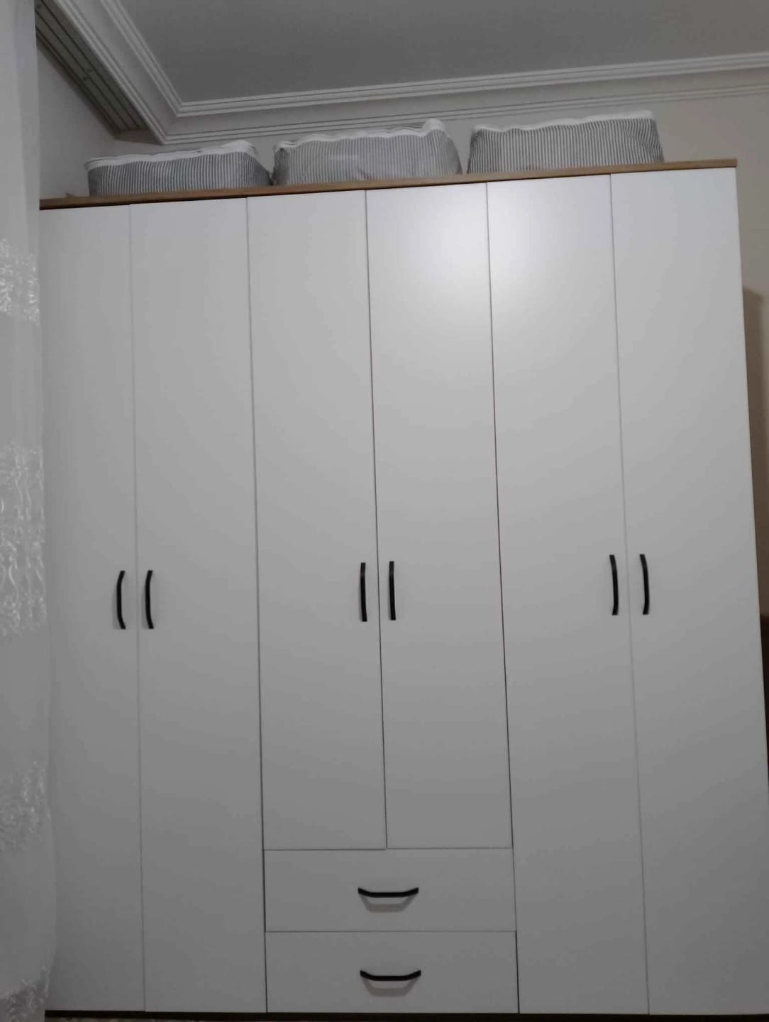 Customer photo review of Rani BA113 Geniş Gardırop Elbise Dolabı 6 Kapaklı 2 Çekmeceli 5 Raflı 3 Askılı Sepet Ceviz - Beyaz