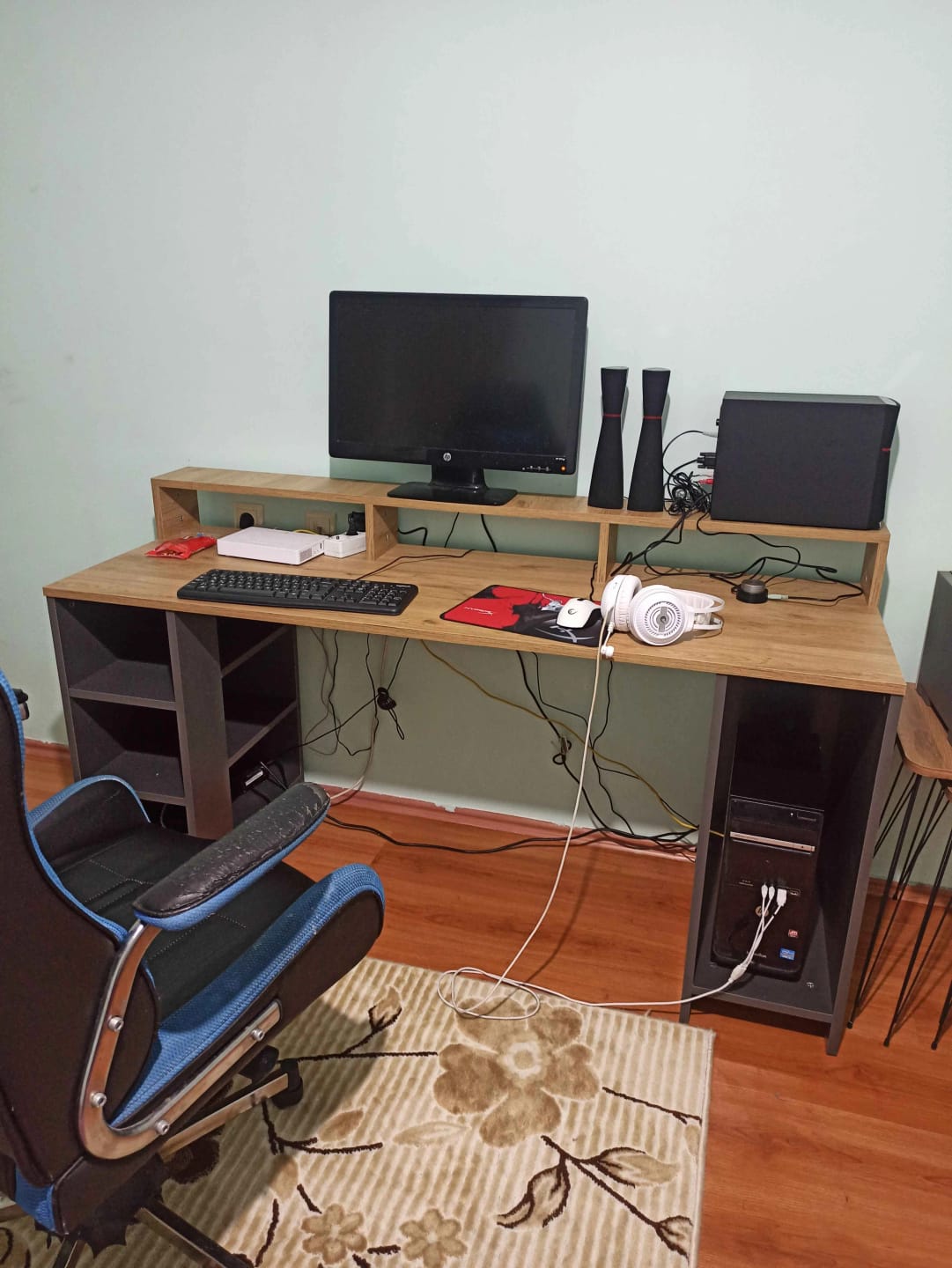 Customer photo review of Rani HA110 Raflı Oyuncu Bilgisayar Masası 160 Cm Çalışma Masası Sepet Ceviz - Antrasit