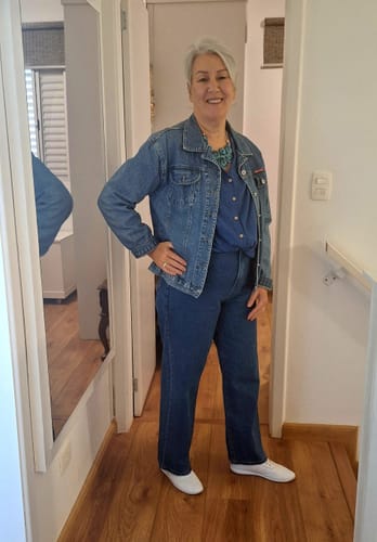 Isis C. review of Calça Jeans Reta Araçá Azul Médio image 1 out of 1