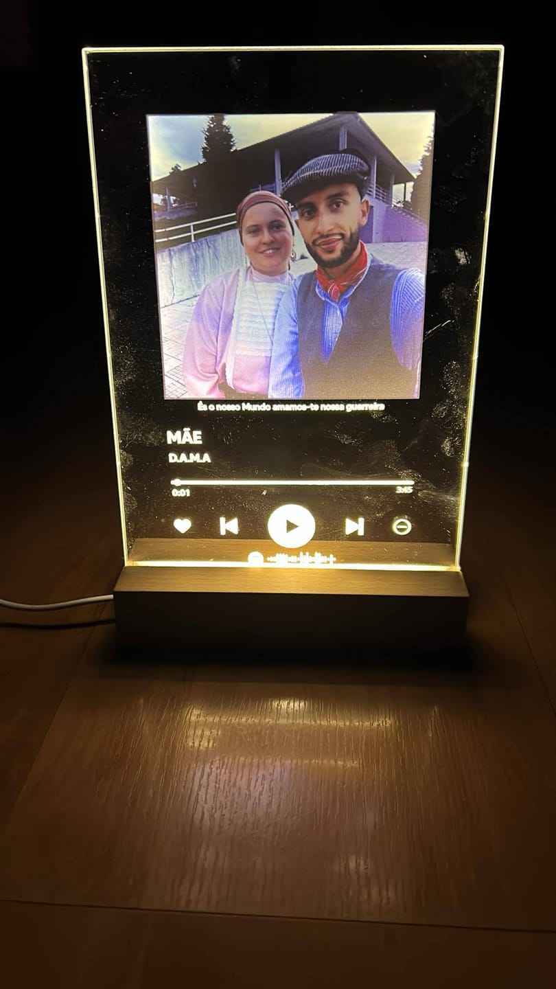 Customer photo review of Lâmpada Spotify Personalizável (Foto & Música)