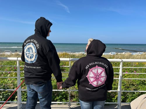 Customer photo review of sie kennt den Weg Rückendruck | Premium Hoodie unisex