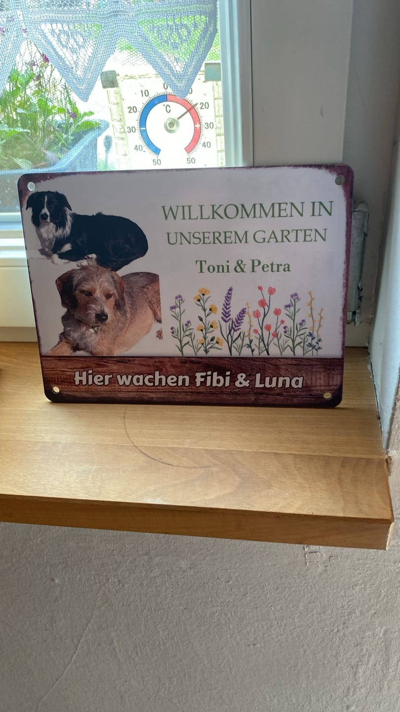 Customer photo review of Hunde Garten-Schild personalisiert mit Foto & Text (UV- und wetterfest)