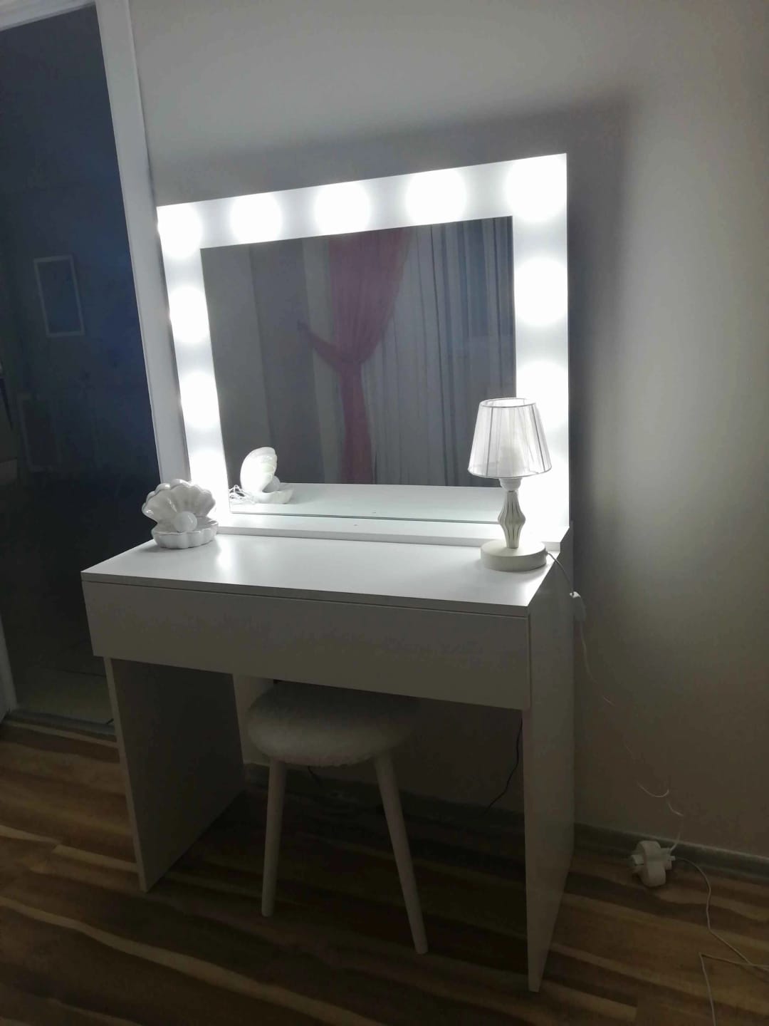 Customer photo review of Rani BJ120 Hollywood Işıklı Aynalı Kulis Makyaj Masası Takı Düzenleyici Beyaz