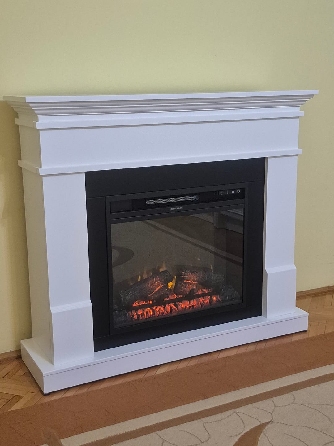 Customer photo review of Semineu ECOFLAME PRO - Lisabona white, flacara 3D de 23 inci cu teme de culoare, incalzire infrared si sunet