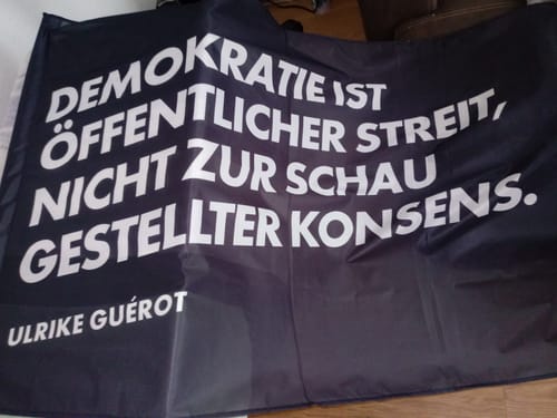 undefined review of FLAGGE / SCHWENKFAHNE • DEMOKRATIE - ULRIKE GUÉROT image 1 out of 1