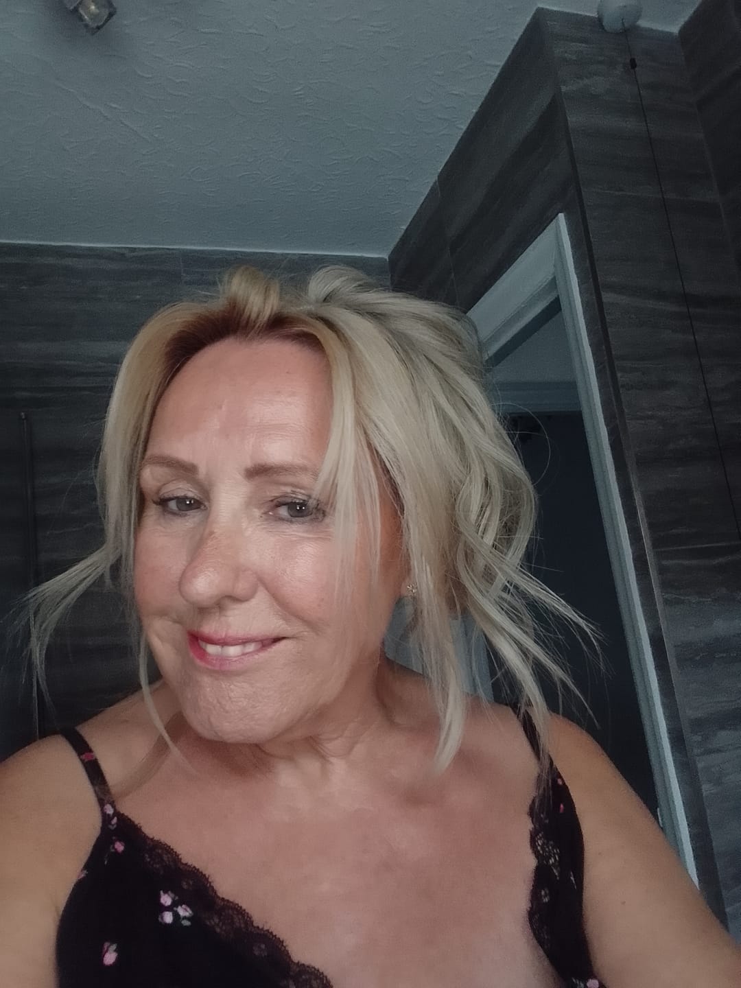 Customer photo review of Stranded 20" One Piece Wand Wave Clip-in Hair Extension - Colour #112 Ash Moon