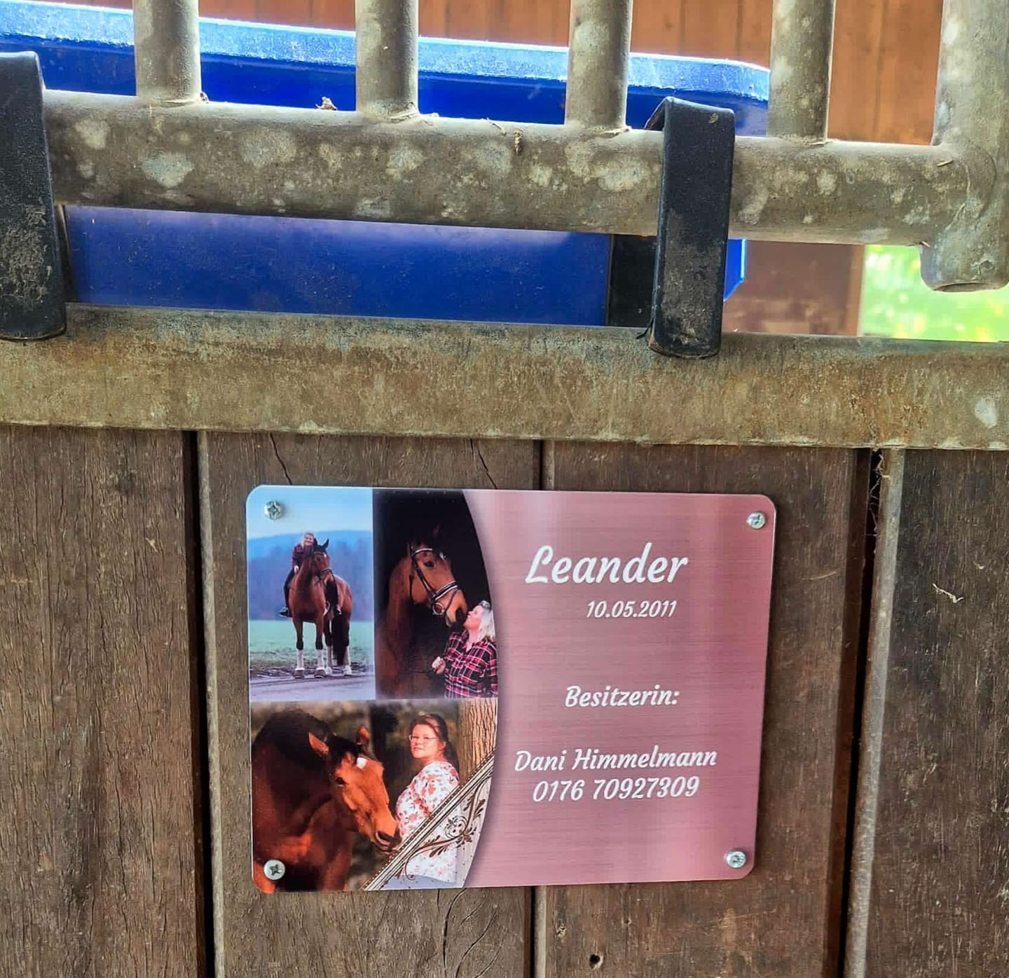 Customer photo review of Pferde Boxenschild mit Foto & Wunschtext (UV- und wetterfest)