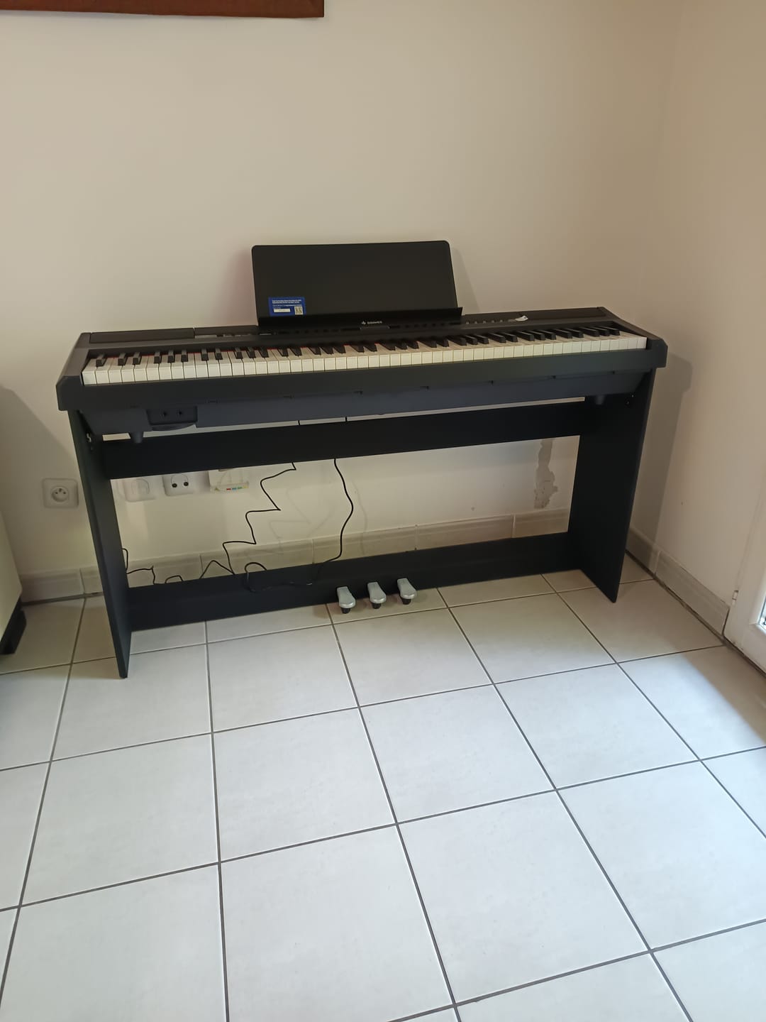 Customer photo review of Donner DEP-20 88 touches lestées Clavier de Piano numériques avec support et 3 pédale