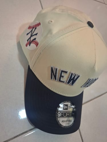 Customer photo review of 9FORTY A-Frame New York Yankees Wordmark Baseball 2-Tone Navy Visor Chrome White Snapback