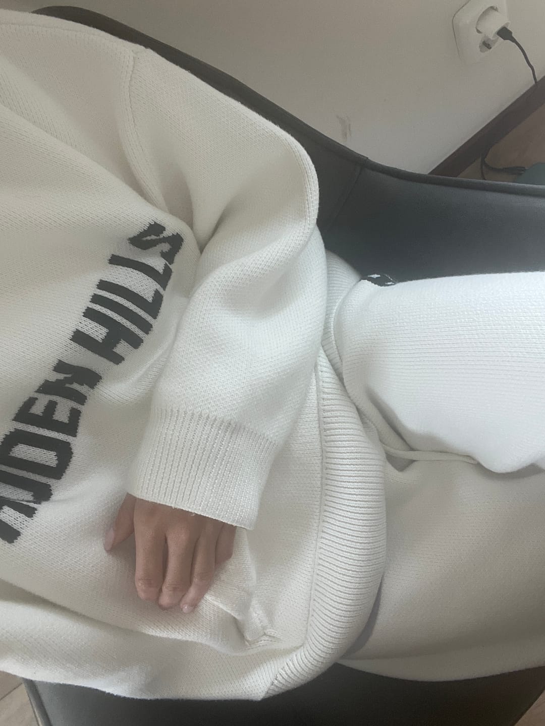 Customer photo review of KNIT SWEATPANTS OFF WHITE