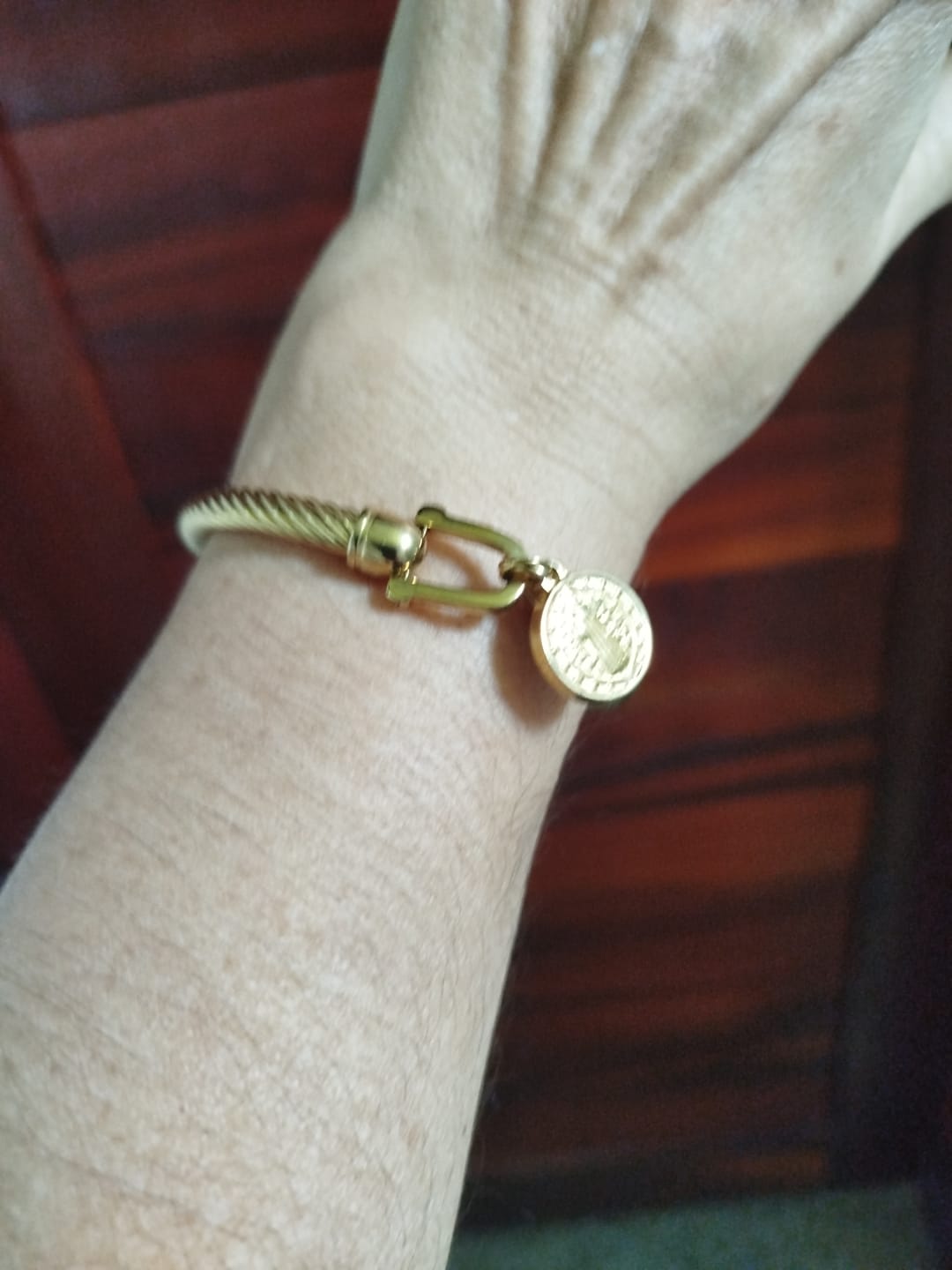 Customer photo review of Bracelete Pingente São Bento Banhado em Ouro 18K