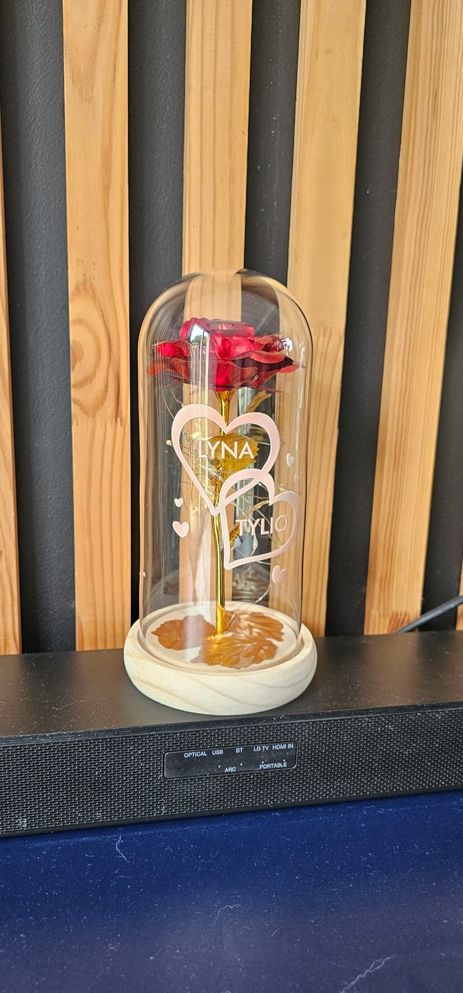 Customer photo review of Je t'aime - Rose éternelle sous cloche en verre avec lumière LED personnalisée avec noms et date anniversaire