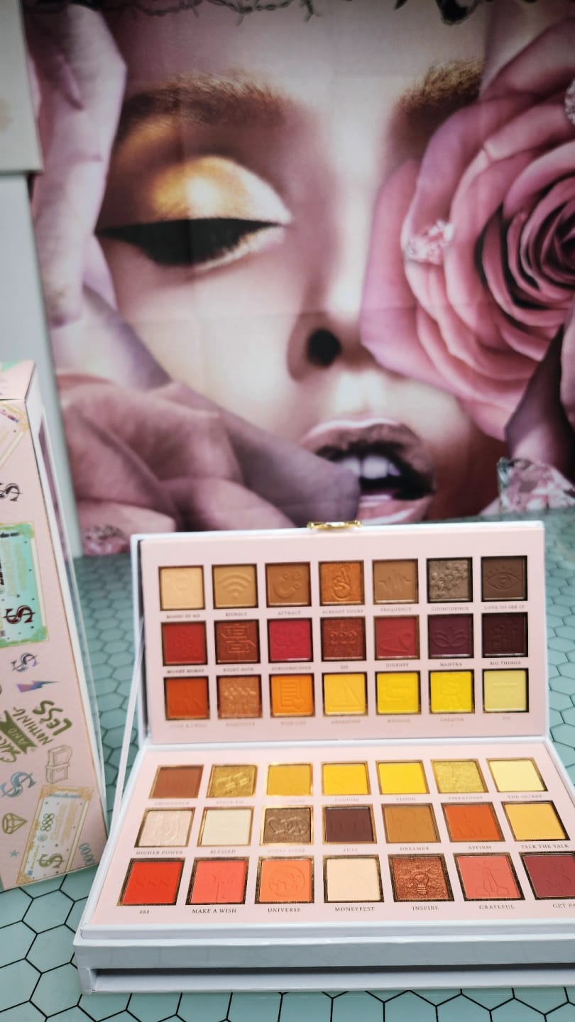 Kundfotorecension av P.Louise All I See Is $igns 42 Pan Eyeshadow Palette