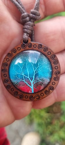 Customer photo review of Lebensbaum Halskette - Holz & Leder