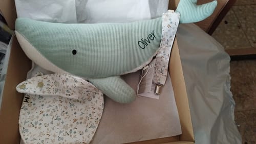 Customer photo review of Pack Regalo welcome baby: Peluche ballena Susi personalizada + babero + chupetero