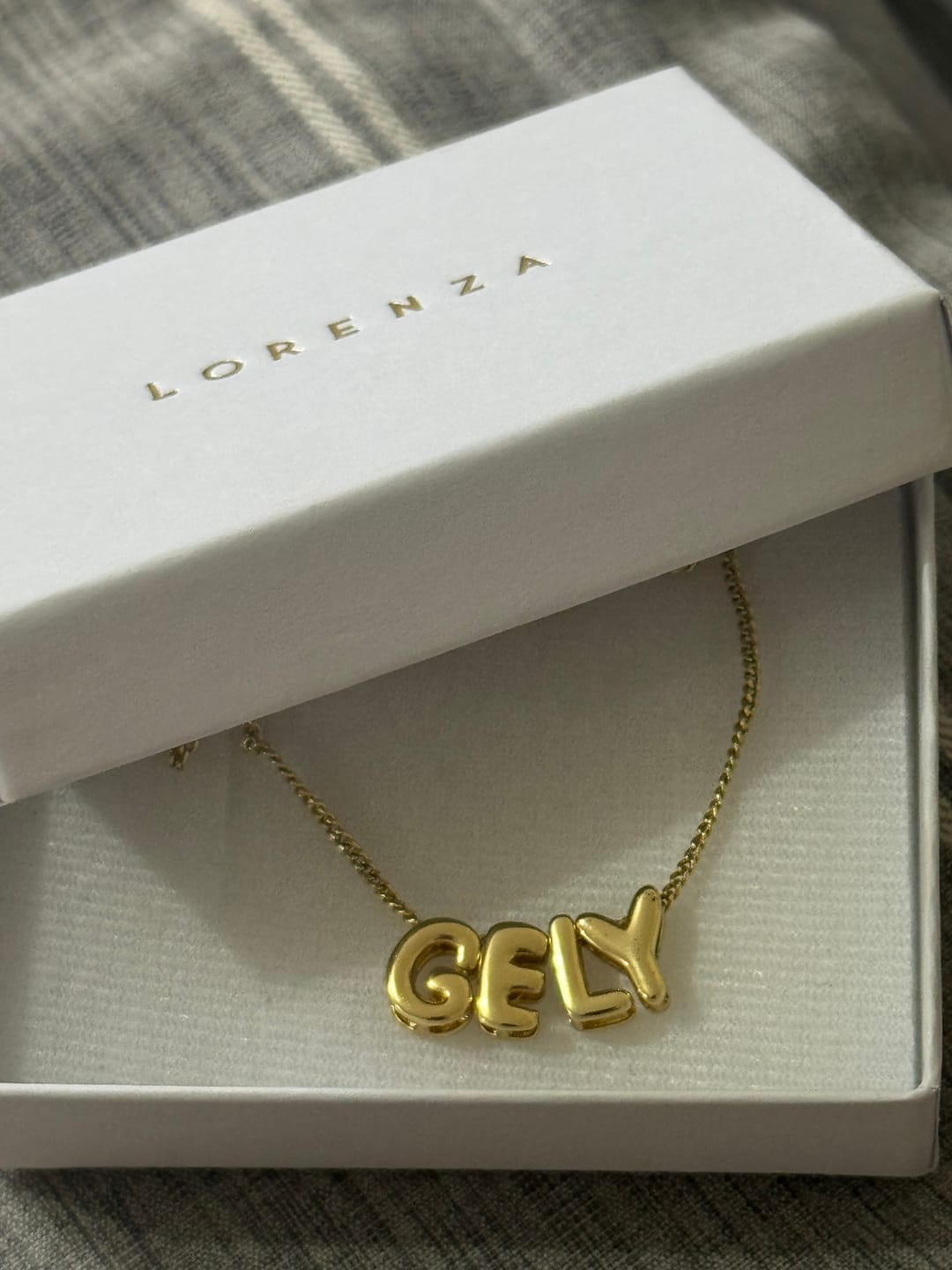 Customer photo review of Personaliza Tu Collar Con Inicial Mini Bubble Combinado