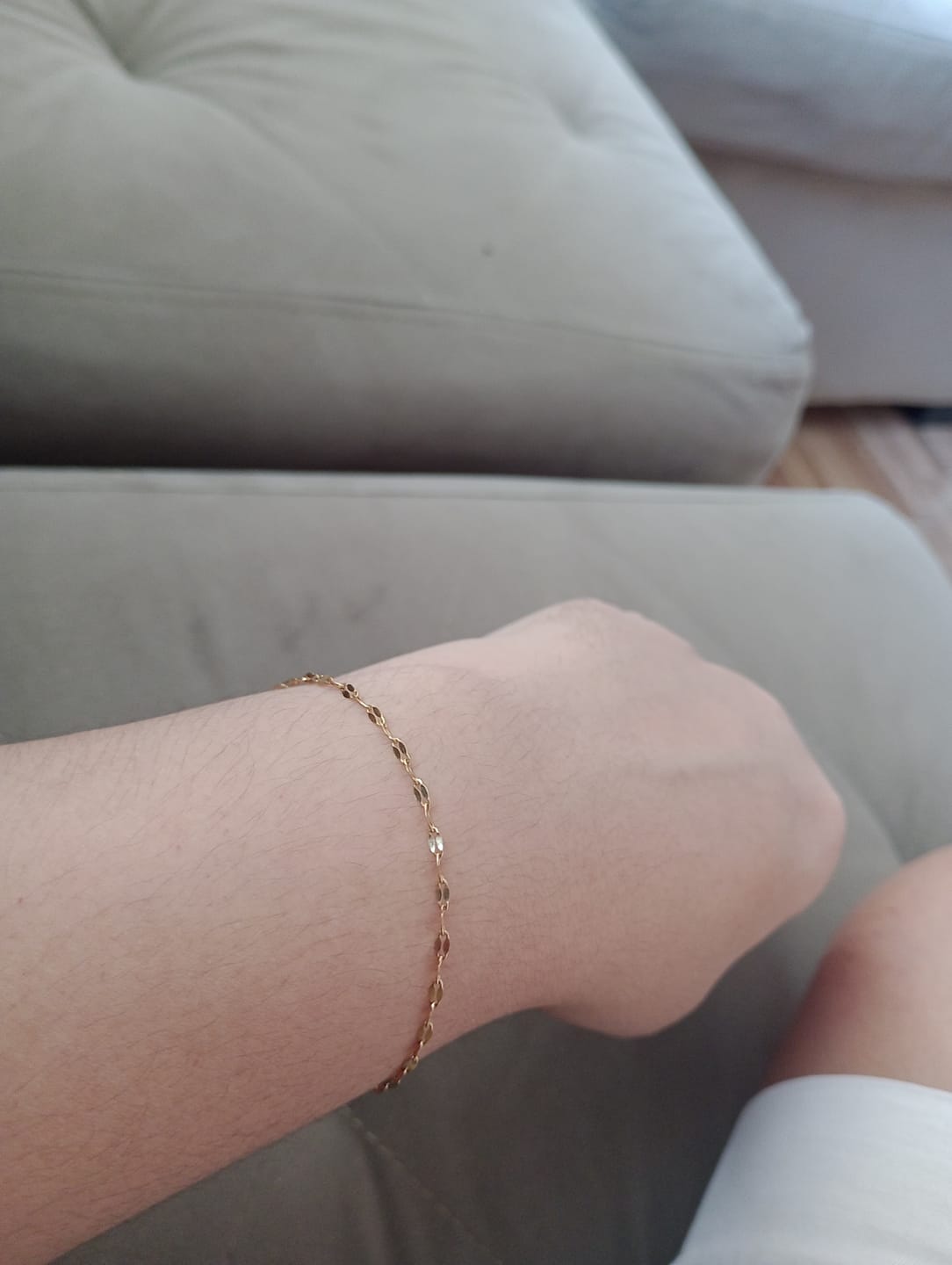 Customer photo review of Pulseira Folhas Douradas Banhada em Ouro 18k