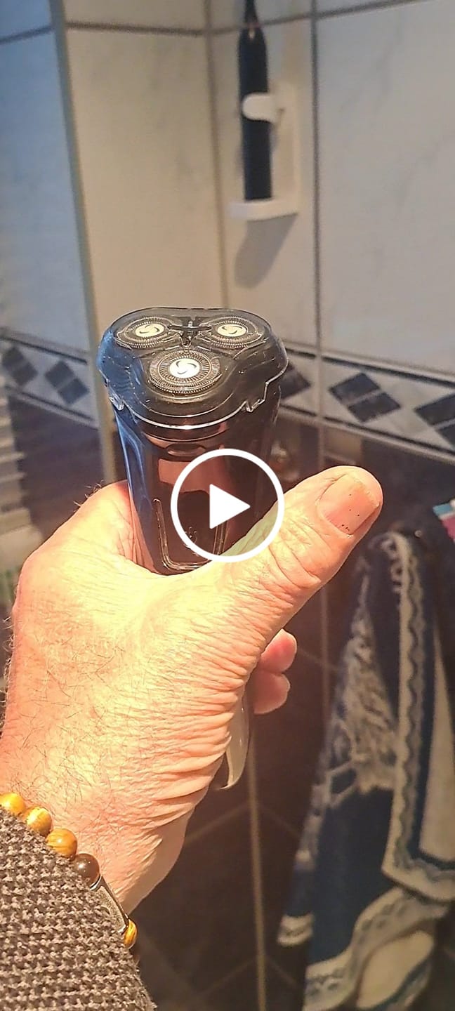 Customer video review of Ultraprecies scheerapparaat voor mannen met pop-up trimmer / Elektrisch nat en droog scheren / Waterdicht elektrisch scheerapparaat met LED-display / 60 min. accuduur
